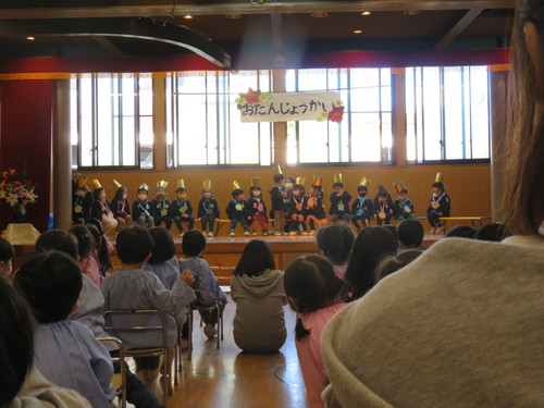 2020111011月お誕生会(お誕生児)６.JPG